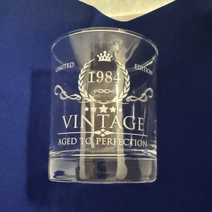 Vaso de whisky 1984 envejecido a la perfección edición limitada regalo de cumpleaños nuevo en caja - Imagen 1 de 9