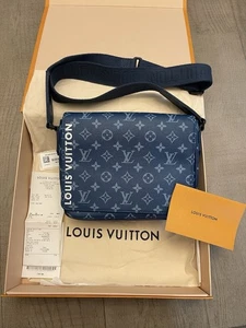 Bolso Mensajero Louis Vuitton District Blue PM NV3 M23785 - Imagen 1 de 23