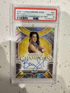 Bayley Refractor Auto 49/175 PSA GEM MT 10 2025 TOPPS CROMO WWE MOC-BY - Imagen 1 de 2