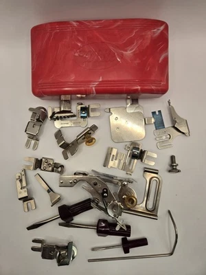 Caja de baquelita vintage con accesorios para máquina de coser blanca Foto 1 de 2