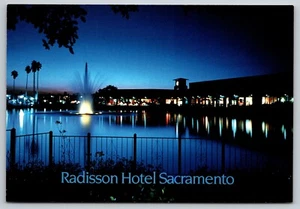 AK Kalifornien, Sacramento Radisson Hotel bei Nacht mit See 26C - Bild 1 von 2