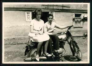 Foto Mädchen auf Moped Motorrad mit Freund 1963 Marke siehe Foto - Bild 1 von 2