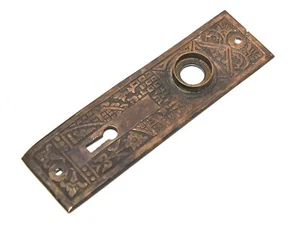 VINTAGE EASTLAKE STYLE PRESSED BRASS DOOR KNOB BACKPLATE - Picture 1 of 7