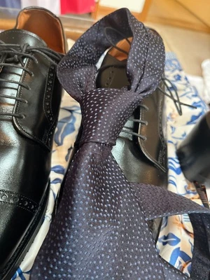 Corbata IKE BEHAR 100 % seda negra y púrpura hecha en EE. UU. Foto 1 de 4