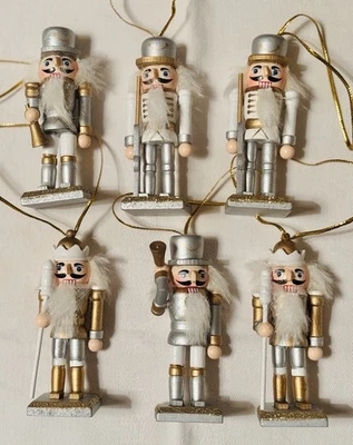 6x Nussknacker Baumschmuck Weihnachten Holz Bemalt Silber Gold Weiß NEU - Bild 1 von 4