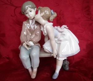 LLADRO #7635 TEN AND GROWING FIGURINE GIRL KISSING BOY 1994 RETIRED IN A BOX - Picture 1 of 11
