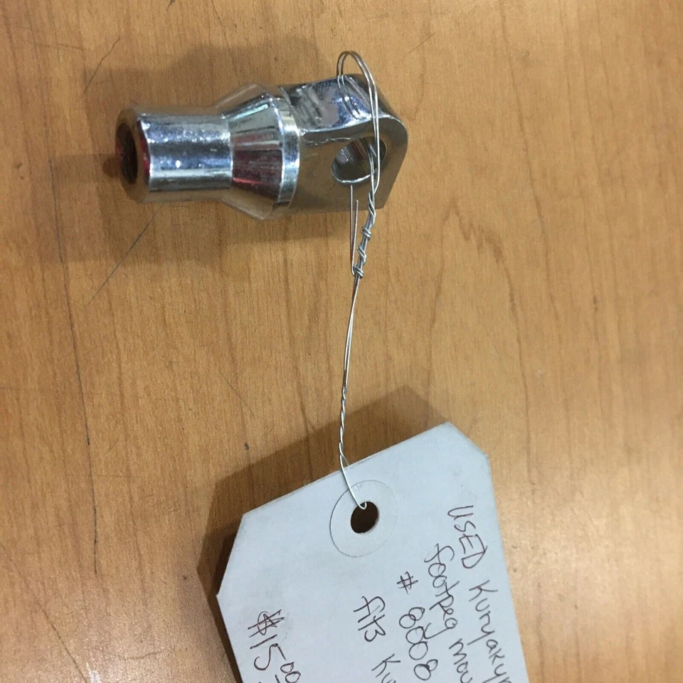 Soporte de estriba macho Kuryakyn #8008 Foto 1 de 1