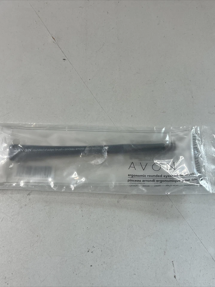 Avon Ergonomic Rounded Eyeshadow Cosmetic Makeup Brush in Carrying Case-