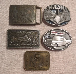 Lotto di 5 fibbie da cintura vintage in peltro. Ford, Harley Davidson Chevy Masonic - Foto 1 di 5