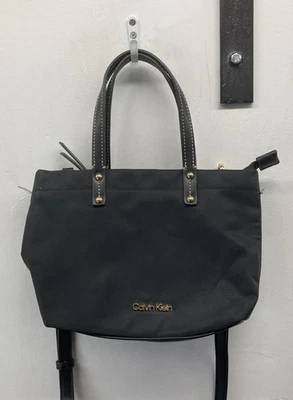 Bolso Bandolera Pequeño Calvin Klein Negro Nylon Tono Dorado Herrajes Foto 1 de 4
