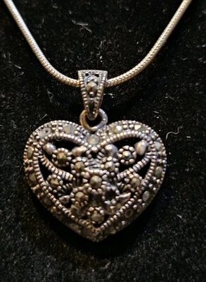 Collar con corazón de filigrana de plata de ley con colgante de marcasita Foto 1 de 3