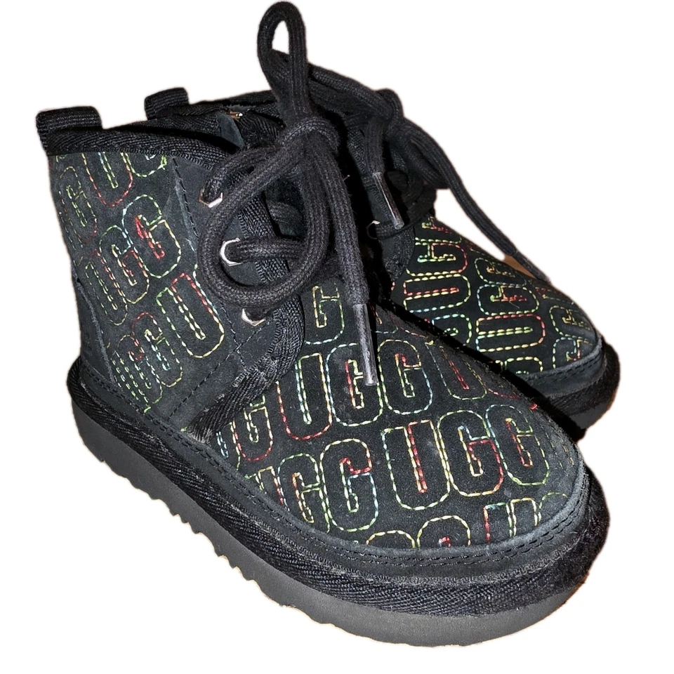 Botas chukka UGG NEUMEL II 9C ponto gráfico infantil camurça preta com zíper logotipo - Imagem 1 de 4