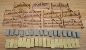 BRITAINS FARM TOY SPARES - 18 x HAY BALES 16 x GRAIN SACKS 11 x FENCING PANELS - Picture 1 of 6