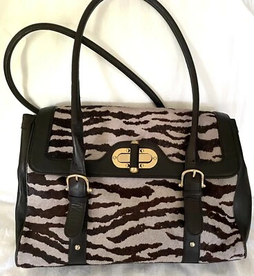Usado en Excelente Condición Bolso de Mano Ann Taylor Estampado Animal Cabello de Vaca Negro Lavanda Foto 1 de 4