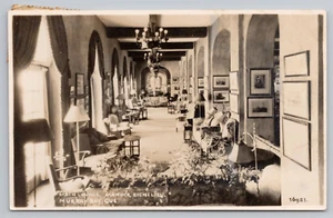 Postal de salón interior Richelieu de Canadá Manor Richelieu de la década de 1930 RPPC La Malbaie Quebec - Imagen 1 de 3