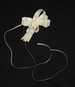 20 X 20MM PULL BOWS : CREAM : GIFTING PARTIES WEDDINGS FLORISTRY - Picture 1 of 1