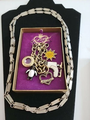 Pulsera con dije de princesa Vera Wang y collar largo sin fin  Foto 1 de 4