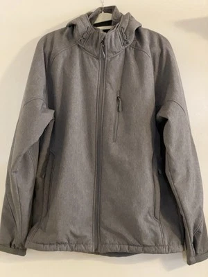 Chaqueta forrada de vellón Kirkland Signature para hombre talla mediana con capucha forrada de vellón Foto 1 de 4