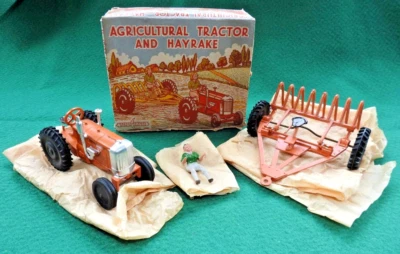 CRESCENT TOYS RARE VNM BOXED 1948 AGRICULTURAL TRACTOR & HAYRAKE SET No.1802 - Image 1 of 4