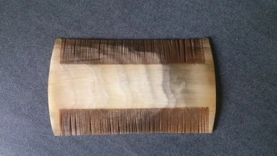 PEIGNE A POUX - DOUBLE FACE- EN CORNE - VINTAGE - 9x5 cm - Photo 1/3