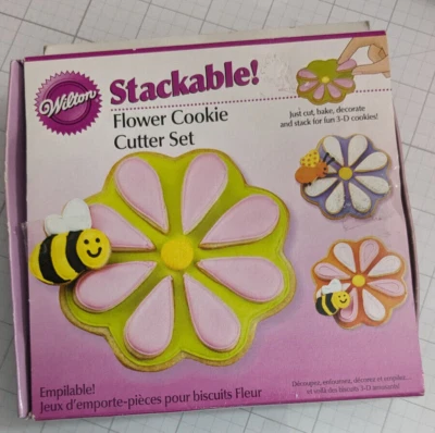 Wilton apilable! Juego de cortador de galletas Flower 3 piezas 2308-1288 Foto 1 de 3