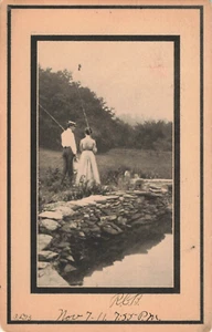 Alte Postkarte - 1911 / 1 Cent Briefmarke / PAAR - Schwarz-Weiß - Wanderteich - Bild 1 von 2