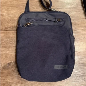 Travelon Marineblau Anti-Diebstahl Metro Kleine Umhängetasche - Bild 1 von 8