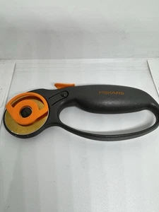 Fiskars Rotary Cutter Crafts 45mm Titanium Classic Loop Black Handle Quilting - Picture 1 of 7