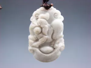 Collar Feng-Shui Colgante Cerdito Horóscopo Zodiaco Chino Artesanal Jade #030621 - Imagen 1 de 6