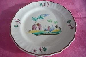 ASSIETTE EN FAIENCE DE VARAGES MOUSTIERS FERRAT DU XVIIIème SCENE ANIMEE - Imagen 1 de 8