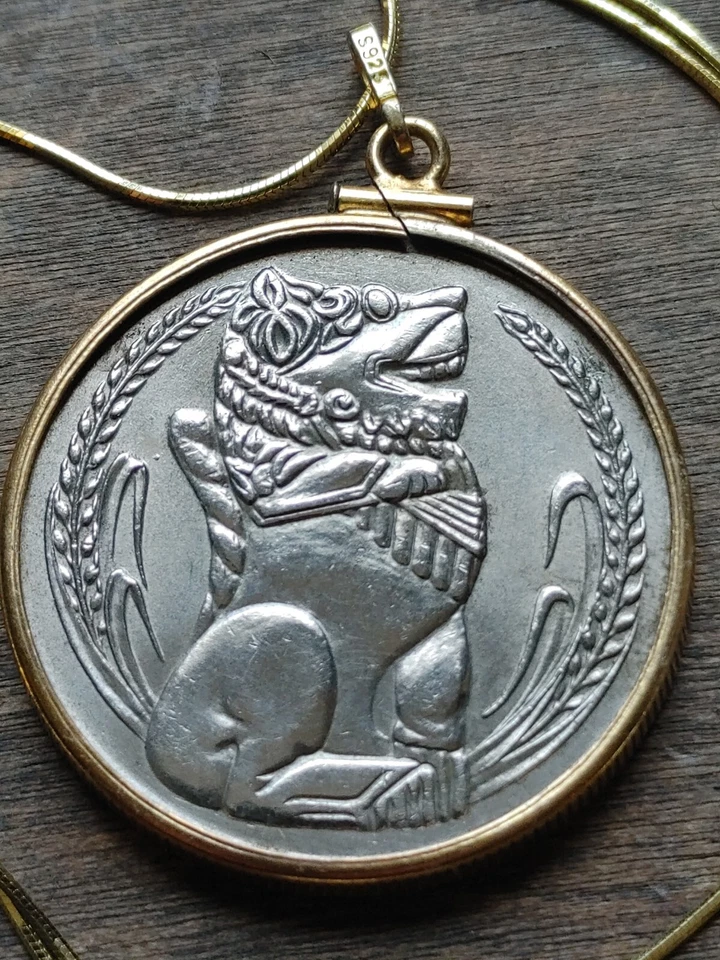 1969 Singapore Brilliant Lion Dollar Pendant on a 20" 18KGF Filled Chain 34mm - Image 1 of 4