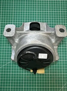 Motorhalter Audi OEM 8R0199381S 84234142952 782516141206 - Bild 1 von 3