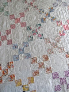 Trapunta vintage splendidamente trapuntata a mano cerchi e sacchiera quadrati 72 x 88 - Foto 1 di 6