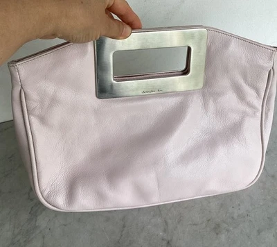 Bolso sin asas de colección Christopher Kon de cuero rosa tono plata metal recortado  Foto 1 de 4