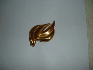 Spilla spilla doppia foglia Anne Klein tono oro 3" x 2" firmata AK - Foto 1 di 3