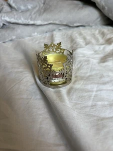 BATH & BODY WORKS White Barn Mini Candle 1.3 oz Holder Nutmeg & spice snowflake - Picture 1 of 6