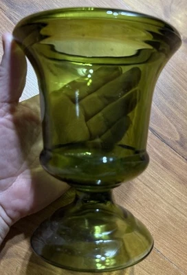 Jarrón vintage con patas de vidrio verde oliva pedestal decoración de flores exhibición Foto 1 de 4