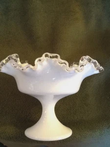 Fenton Plata Cresta Blanco Vidrio Blanco Borde Volante Pedestal Compuesto 6"t De Colección - Imagen 1 de 9
