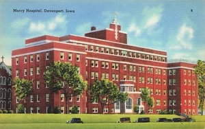 Mercy Hospital, Davenport, Iowa Vintage PC - Picture 1 of 2