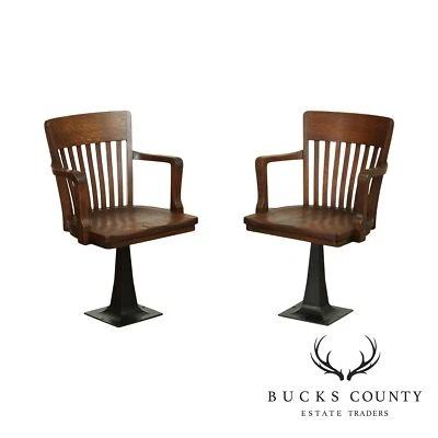 Antiguo par de sillones giratorios Mission Oak, bases de hierro Foto 1 de 4