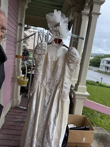 1950s vintage ivory wedding dress with lace bodice, lace trim, and long train - Picture 1 of 24