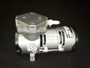 Gast MOA-P146A-AA Öllose Membran Vakuum Kompressor Pumpe 115VAC - GEPRÜFT - Bild 1 von 10