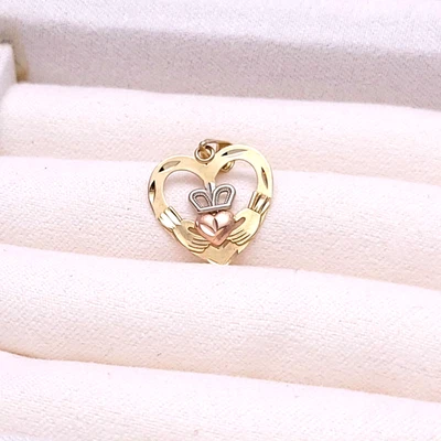 Colgante con dije de corazón irlandés de oro de 14k CLADDAGH, talla de diamante de Michael Anthony, oro rosa Foto 1 de 4