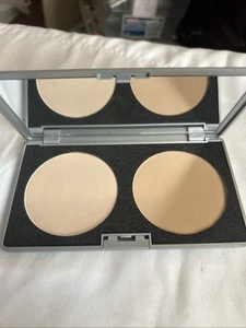 Models prefer Photo Finish Pressed powders light & medium 2 shades powder up - Picture 1 of 11