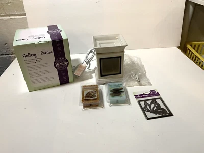 Nuevo Calentador Scentsy Tamaño Completo Retirado Galería Crema con Mariposa Monarca 2 aromas Foto 1 de 4