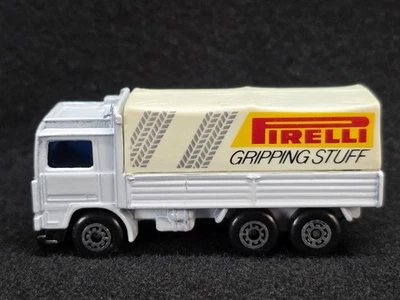 Matchbox No. Camión Volvo 49 inclinable - Pirelli con variación de bandas de rodadura grises Foto 1 de 4