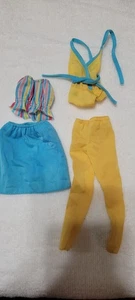Costume da bagno vintage 1980 My First Barbie giallo e blu, gonna blu vestito top a righe - Foto 1 di 8