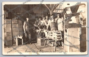 Antike RPPC Obstkonserven Fabrik Arbeiter posieren mit Maschinen Foto Postkarte - Bild 1 von 14