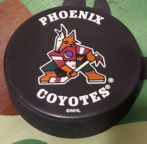 PHOENIX COYOTES NHL LICENSED MASCOT PUCK Made-๐ธ๐ฐ VEGUM MFG. + INGLASCO VINTAGE Cover