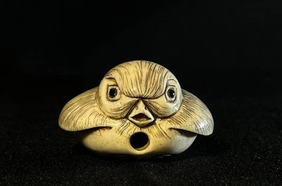 日本风格 Netsuke 吊坠 – 麻雀雕像、和服装饰、手工雕刻   — 第 1/4 张图片